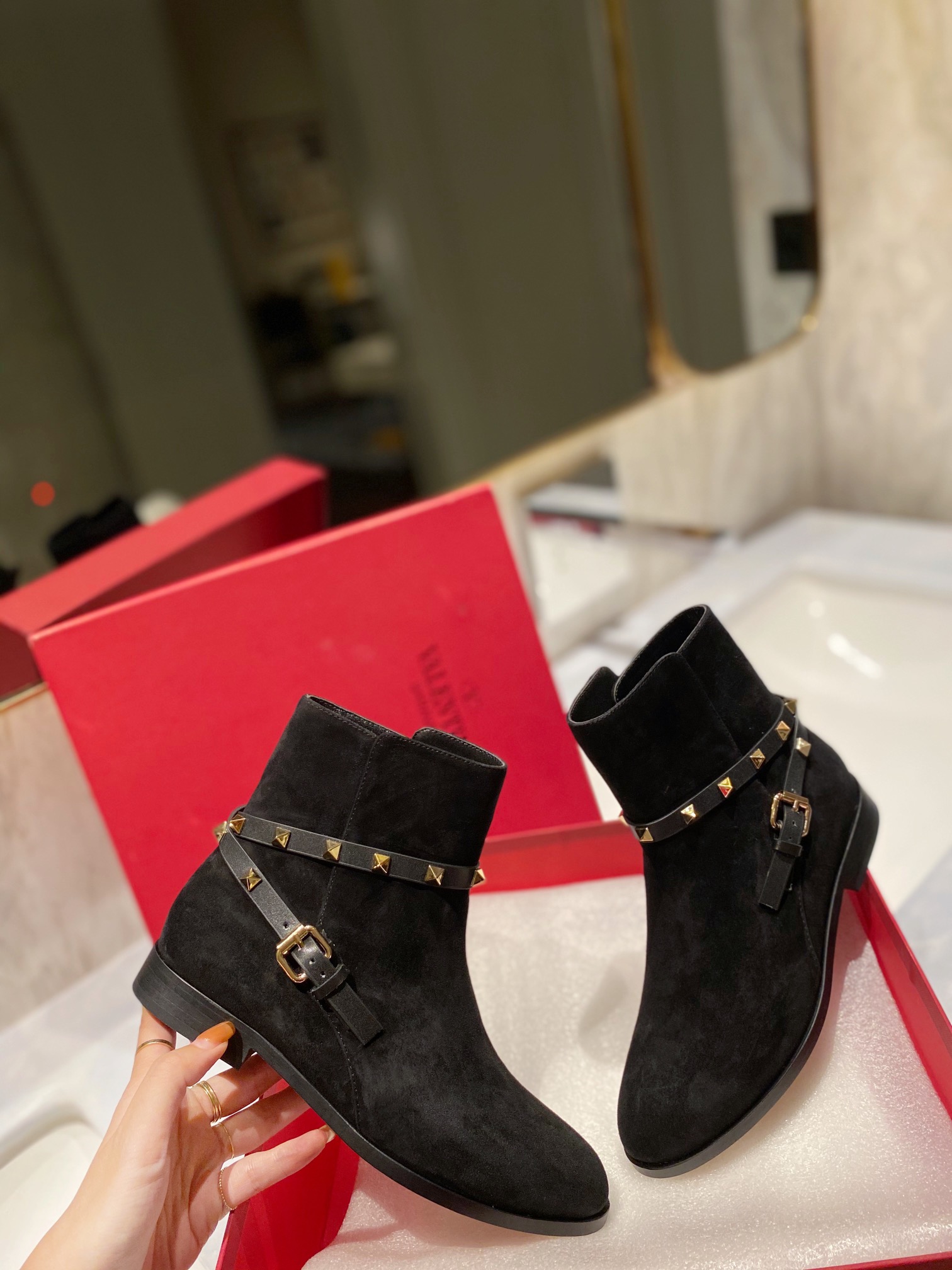 Women 𝑉*𝐴𝐿𝐸𝑁𝑇𝐼𝑁𝑂 Top Sneakers