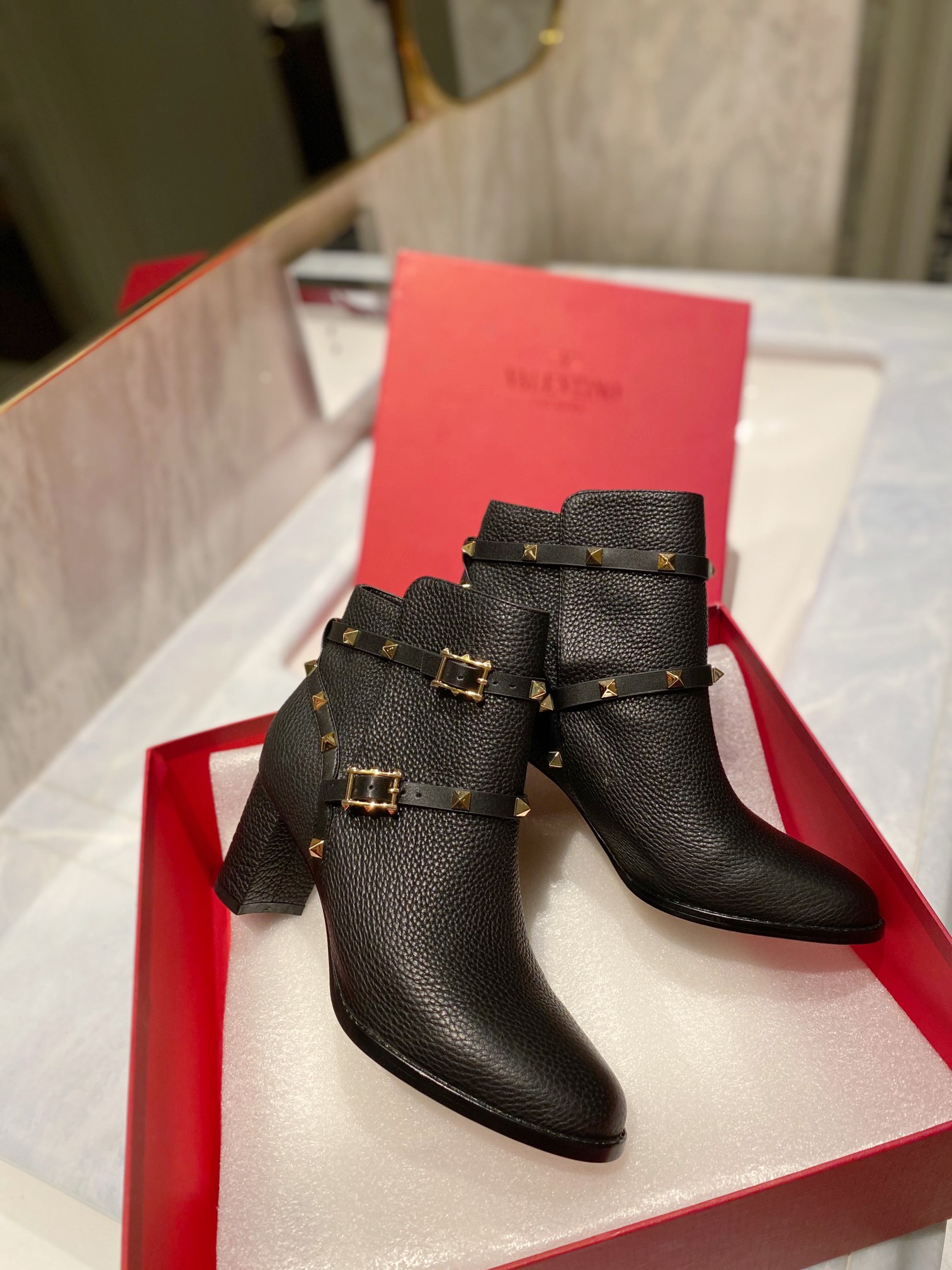 Women 𝑉*𝐴𝐿𝐸𝑁𝑇𝐼𝑁𝑂 Top Sneakers