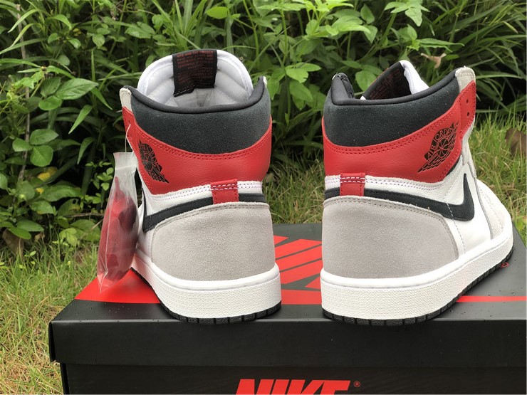 Air Jordan 1 “Light Smoke Grey” 555088-126