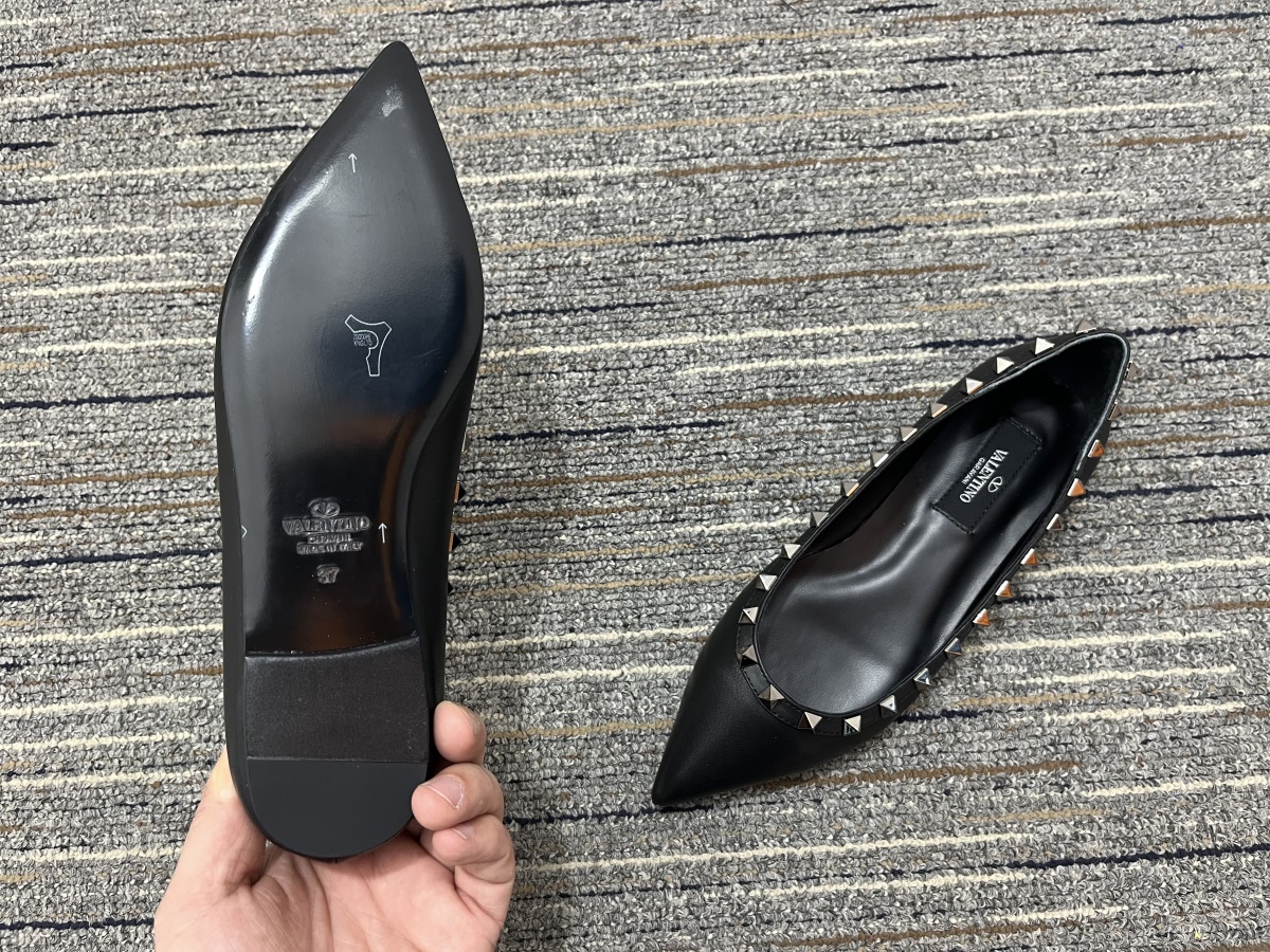 Women 𝑉*𝐴𝐿𝐸𝑁𝑇𝐼𝑁𝑂 Top Sneakers