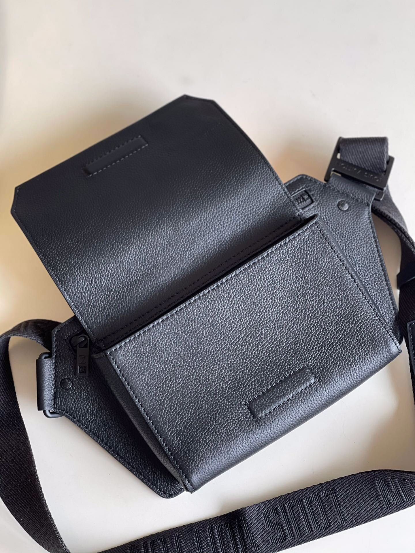 L*ouis V*uitton Top Bag 30 x 16 x 3 cm