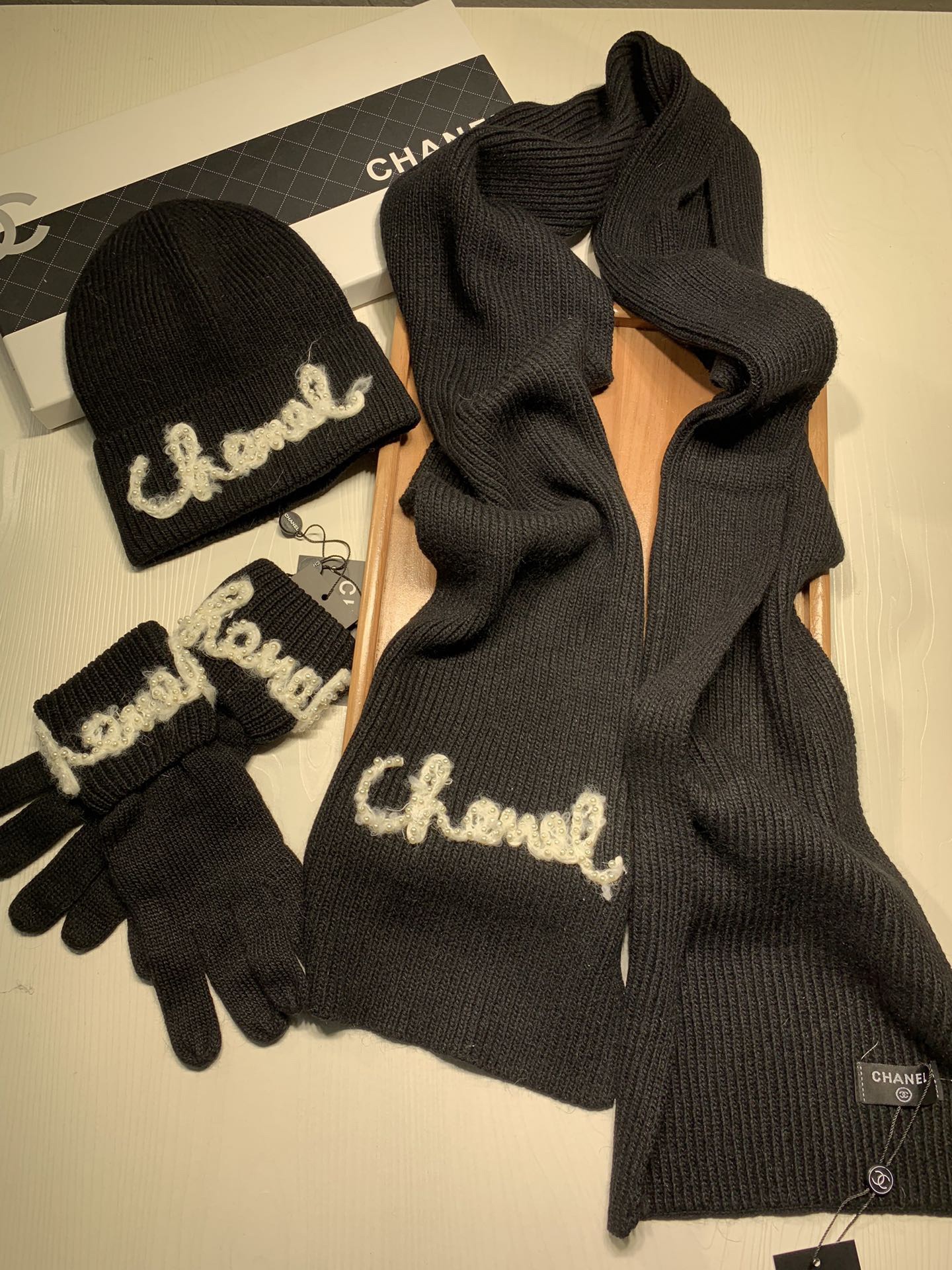 Women Men Hat+Gloves+The scarf C*hanel