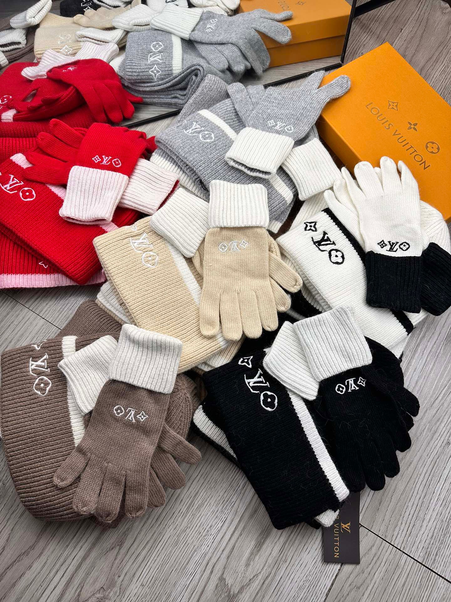 Women Men Hat+Gloves+The scarf L*V